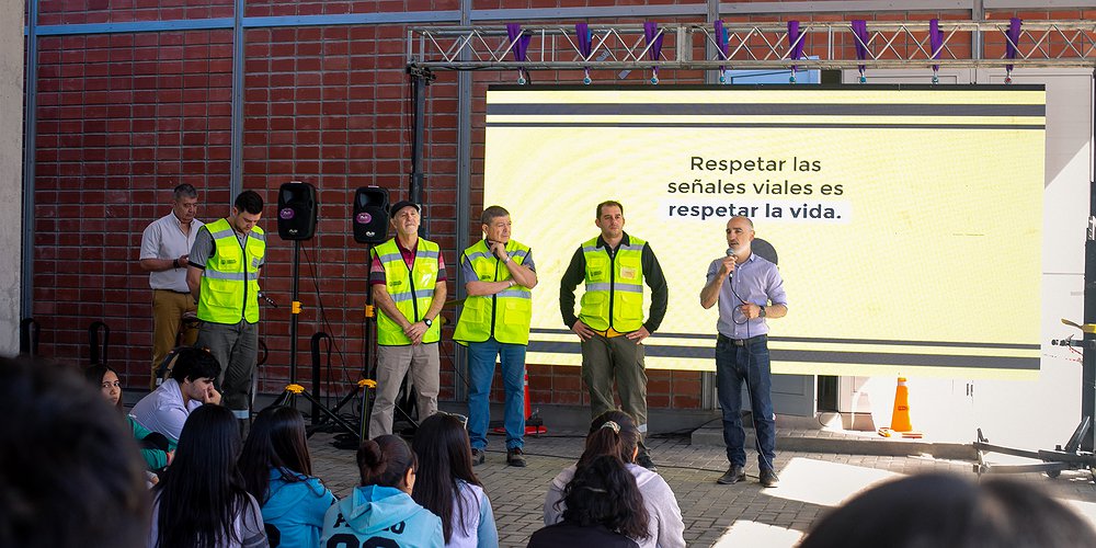 Seguridad vial: Estudiantes participan del uso de un simulador de manejo en el Concejo