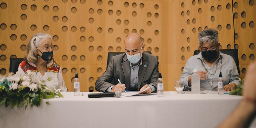 El Concejo Deliberante firmó el convenio de coedición del libro “Los Versos Salvados” e hizo su distribución a diversas instituciones